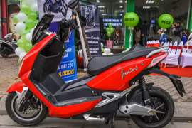 Vẫn với thế mạnh là giá rẻ, Pega NewTech muốn nhắm tới giới trẻ bằng hình thức hầm hố như xe tay ga, đặc biệt là dạng Scooter Touring. (Ảnh: Minh Sơn/Vietnam+)