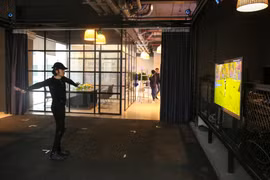 Công nghệ Motion Capture sẽ liên tục ghi lại các chuyển động của diễn viên và tạo ra một nhân vật hoạt hình y hệt trên máy tính. (Ảnh: Minh Sơn/Vietnam+)