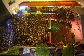 Sau 1 giờ tắt đèn hưởng ứng sự kiện Giờ Trái đất 2019 (từ 20 giờ 30 phút đến 21 giờ 30 phút ngày 30/3), cả nước đã tiết kiệm được sản lượng điện là 492.000 kWh, tương đương số tiền khoảng 917 triệu đồng. (Ảnh: Quang Sỹ/Vietnam+)