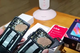 Cận cảnh 'nội thất' bên trong hai chiếc máy VSmart Live và Meizu 16Xs. (Ảnh chụp màn hình)