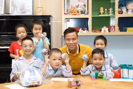 Sáng 20/2, trong khuôn khổ các hoạt động hướng đến Lễ hội Xuân hồng lần thứ XII, cầu thủ Quế Ngọc Hải đã đến giao lưu tặng quà các bệnh nhi đang điều trị tại Viện Huyết học - Truyền máu Trung ương và cảm ơn nghĩa cử cao đẹp của những người đã hiến máu vì 