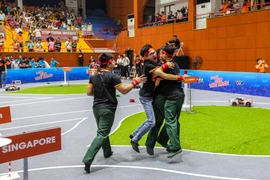 Trong trận thi đấu cuối cùng với đội Fast and Fiery của Học viện Công nghệ Bưu chính Viễn thông, 4 chàng trai của đội MTA_R4F đến từ Học viện Kỹ thuật Quân sự đã xuất sắc giành chiến thắng. (Ảnh: Minh Sơn/Vietnam+)