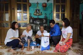 Công đoàn báo Điện tử VietnamPlus và Agribank trao những phần quà hết sức ý nghĩa đến gia đình cựu chiến binh Đỗ Văn Ty. (Ảnh: Minh Sơn/Vietnam+)