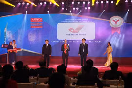 Đại diện cho Bưu điện Việt Nam lên nhận cúp Thương hiệu mạnh Việt Nam của Ban Tổ chức. (Ảnh: Bưu điện Việt Nam)