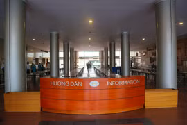 Sảnh khu nhà chính (nhà A) tại Cung Việt Xô được đặt bàn thông tin để hướng dẫn các cơ quan báo chí đến đưa tin tác nghiệp. (Ảnh: Minh Sơn/Vietnam+)