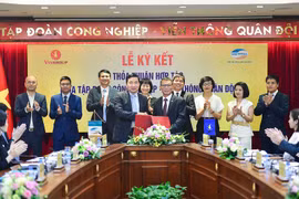 Vingroup và Viettel ký kết hợp tác nhằm khai thác và phát huy thế mạnh, tiềm năng cũng như hỗ trợ nhau cùng mở rộng và phát triển các lĩnh vực hoạt động. (Ảnh: PV/Vietnam+)