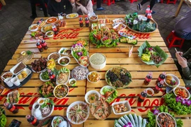 Trong 2 ngày từ 12-13/1, thực khách Thủ đô sẽ được khám phá hàng trăm món ăn tại lễ hội ẩm thực châu Á đang diễn ra tại Sân vận động Quần Ngựa (Hà Nội). (Ảnh: Minh Sơn/Vietnam+)