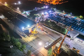 Dự án vành đai 3 trên cao đoạn Mai Dịch - Nam Thăng Long được chia làm 2 gói thầu, bao gồm gói thầu số 1 xây dựng đoạn Mai Dịch - Cổ Nhuế do liên danh Sumitomo Mitsui (Nhật Bản) và Cienco 4 (Việt Nam) làm nhà thầu chính và gói thầu số 2 xây dựng đoạn Cổ N