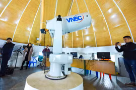 Trung tâm Vũ trụ Việt Nam (Viện Hàn lâm Khoa học và Công nghệ Việt Nam) vừa giới thiệu cụm công trình phục vụ phổ biến kiến thức về thiên văn, vũ trụ, gồm: Đài thiên văn Hòa Lạc, Bảo tàng Vũ trụ Việt Nam, Nhà chiếu hình vũ trụ sẽ được vận hành vào đầu quý