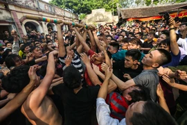 Chiều ngày 11/3 (6/2 âm lịch) diễn ra lễ hội Giằng Bông. Theo thông lệ, lễ hội diễn ra từ ngày mồng 4 đến ngày mồng 7 tháng 2 âm lịch, cứ 5 năm tổ chức linh đình một lần. (Ảnh: Minh Sơn/Vietnam+)