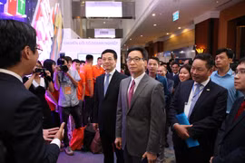 Phó Thủ tướng Chính phủ Vũ Đức Đam tham quan các gian hàng tại Vietnam ICT Summit 2019. (Ảnh: Minh Sơn/Vietnam+)