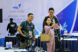 Trong suốt thời gian Hội nghị thượng đỉnh Mỹ-Triều, gần 3.000 phóng viên quốc tế đến từ hơn 40 quốc gia trên thế giới đã tham gia tác nghiệp, trong đó có rất nhiều nữ phóng viên xinh đẹp. (Ảnh: Minh Sơn/Vietnam+)