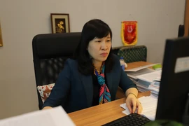 Chị Nguyễn Thị Bích Ngọc - Chuyên viên thuộc Vụ tổng hợp Văn phòng Chính phủ đang sử dụng hệ thống Quản lý văn bản và Hồ sơ công việc. (Ảnh: PV/Vietnam+)