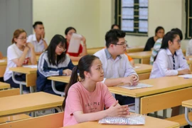 Chiều 24/6, các thí sinh tham dự Kỳ thi Trung học phổ thông quốc gia năm 2019 tại Hà Nội đã đến phòng thi làm thủ tục dự thi, đính chính sai sót thông tin đăng ký dự thi và nghe phổ biến Quy chế thi, lịch thi. (Ảnh: Minh Sơn/Vietnam+)