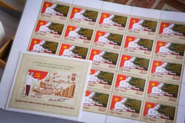 Bộ tem 'Kỷ niệm 50 năm thực hiện Di chúc Chủ tịch Hồ Chí Minh (1969-2019)' gồm 1 mẫu và 1 blốc do họa sĩ Trần Thế Vinh thiết kế. (Ảnh: Minh Sơn/Vietnam+)