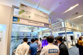 Các gian hàng của doanh nghiệp tới từ Hàn Quốc nhận được rất đông sự quan tâm của khách thăm quan Việt Nam. (Ảnh: T.H/Vietnam+)