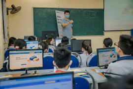 Các em học sinh được tham gia các chương trình đào tạo khi tham dự Solve for Tomorrow. (Ảnh: DiLi/Vietnam+)