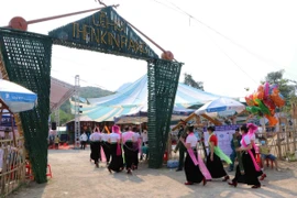 Lễ hội Then Kin Pang luôn thu hút hàng ngàn người dân và du khách tham quan và trải nghiệm. (Ảnh: Nguyễn Oanh/TTXVN)