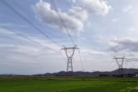 Công suất truyền tải cao trên tuyến đường dây 500 kV Bắc Nam thời gian gần đây thường xuyên tải cao ở mức 2.500 - 2.600 MW, thậm chí có thời điểm tải cao lên tới 2.800 MW (mức tới hạn của hệ thống). Ảnh: Huy Hùng - TTXVN 