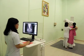 Một phụ nữ chụp nhũ ảnh, tầm soát ung thư vú. (Ảnh: Phương Vy/TTXVN) 