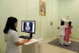 Một phụ nữ chụp nhũ ảnh, tầm soát ung thư vú. (Ảnh: Phương Vy/TTXVN) 