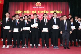 Nhà tài trợ tặng thưởng học sinh đoạt giải Olympic và Khoa học Kỹ thuật Quốc tế năm 2023. (Ảnh: Thanh Tùng/TTXVN)