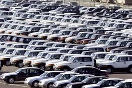 Xe ôtô mới của Nhà máy sản xuất xe Ssangyong chờ xuất xưởng ở Pyeongtaek, Hàn Quốc. (Ảnh: AFP/TTXVN)