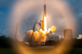 Tên lửa đẩy Falcon Heavy của Công ty SpaceX mang theo tàu vũ trụ Psyche rời bệ phóng tại Trung tâm Vũ trụ Kennedy ở bang Florida (Mỹ), ngày 13/10. (Ảnh: AFP/TTXVN)