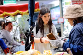 Du khách tham quan, trải nghiệm ẩm thực trong phố cổ Hà Nội. (Ảnh: Thanh Tùng/TTXVN)