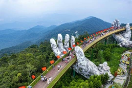 Du khách lịch thăm quan Khu du lịch Sun World Ba Na Hills. (Ảnh: TTXVN phát) 