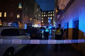 Cảnh sát phong tỏa gần hiện trường vụ nổ súng tại Trường Đại học Charles ở thủ đô Prague, Cộng hòa Séc, ngày 21/12. (Ảnh: THX/TTXVN)