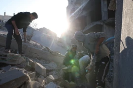 Cảnh đổ nát sau vụ oanh kích của Israel xuống trại tị nạn Maghazi, miền Trung Gaza. (Ảnh: THX/TTXVN)