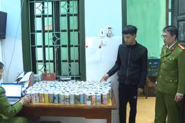 Công an huyện Lâm Thao bắt giữ đối tượng chế tạo pháo nổ trái phép cùng tang vật. (Nguồn: Báo Phú Thọ)