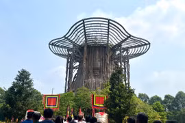 Người dân Bình Dương dâng hương tưởng nhớ các Vua Hùng tại Đền thờ Vua Hùng (phường Chánh Phú Hòa, thị xã Bến Cát, tỉnh Bình Dương). (Ảnh: Huyền Trang/TTXVN)
