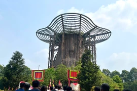Người dân Bình Dương dâng hương tưởng nhớ các Vua Hùng tại Đền thờ Vua Hùng (phường Chánh Phú Hòa, thị xã Bến Cát, tỉnh Bình Dương). (Ảnh: Huyền Trang/TTXVN)
