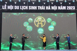 Các đại biểu thực hiện nghi thức bấm nút khai mạc Lễ hội Du lịch Sinh thái Hà Nội 2023 "Ba Vì trải nghiệm xanh." (Ảnh: Tuấn Đức/TTXVN)