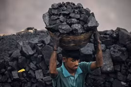 Thu nhặt than đá tại một khu mỏ ở ngoại ô Dhanbad, Ấn Độ. (Ảnh: AFP/TTXVN) 