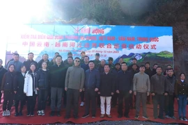 Sở Ngoại vụ tỉnh Hà Giang (Việt Nam) và Văn phòng Ngoại sự tỉnh Vân Nam (Trung Quốc) chụp ảnh lưu niệm tại Lễ khởi động Kiểm tra Biên giới song phương. (Ảnh: Minh Tâm/TTXVN)