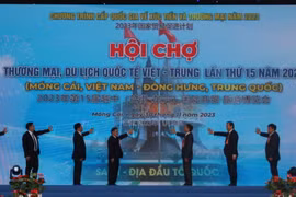 Đại biểu hai nước Việt Nam-Trung Quốc ấn nút khai mạc Hội chợ Thương mại-Du lịch Quốc tế Việt-Trung lần thứ 15. (Ảnh: Thanh Vân/TTXVN) 