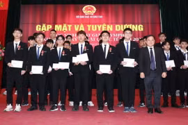 Nhà tài trợ tặng thưởng học sinh đoạt giải Olympic và Khoa học Kỹ thuật Quốc tế năm 2023. (Ảnh: Thanh Tùng/TTXVN)