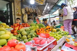 Hoa quả được bày bán tại chợ dân sinh. (Ảnh: Tuấn Đức/TTXVN)