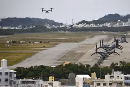 Một máy bay Osprey của Mỹ chuẩn bị hạ cánh xuống căn cứ Futenma ở Okinawa, Nhật Bản. (Ảnh: Kyodo/TTXVN)