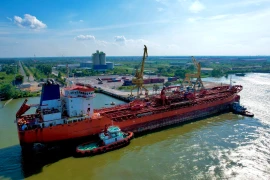 Hậu Giang tiếp nhận tàu tải trọng 20.000 tấn cập cảng VIMC. (Ảnh: Duy Khương/TTXVN)