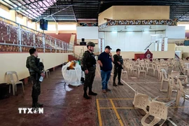 Cảnh sát điều tra tại hiện trường vụ nổ ở thành phố Marawi, tỉnh Lanao del Sur, Philippines. (Ảnh: THX/TTXVN)