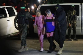 Phong trào Hamas và Jihad trao trả con tin Israel cho Ủy ban Chữ thập Đỏ Quốc tế tại thành phố Rafah, miền Nam Dải Gaza ngày 28/11. (Ảnh: AFP/TTXVN)