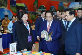 Thủ tướng Phạm Minh Chính tham quan trưng bày sách, báo về hoạt động ngoại giao. (Ảnh: Dương Giang/TTXVN)
