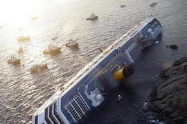 Chiếc tàu Costa Concordia mắc cạn tại đảo Giglio của Italy. (Nguồn: Reuters)