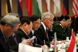 Bộ trưởng Quốc phòng Việt Nam Phùng Quang Thanh (thứ 2 từ bên phải) và trưởng đoàn của các nước tham dự hội nghị. (Ảnh: AFP/TTXVN)