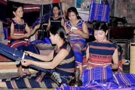 Dệt thổ cẩm - bản sắc VH độc đáo của người Bahnar 
