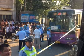 Chiếc xe buýt bị phong tỏa sau vụ tấn công. (Nguồn: news.cn)